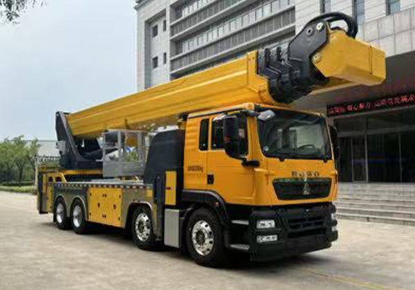 高空作業(yè)車(chē)